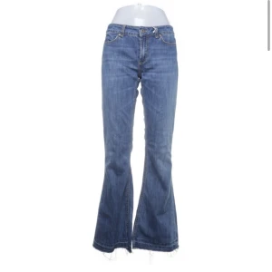 Lowrise flare jeans - Blåa lowrise flare jeans i storlek 30. Säljer då de är för korta på mig, passar de som är runt 170 och kortare! Aldrig använda och i toppskick, köparen står för fraktkostnaden!🥰