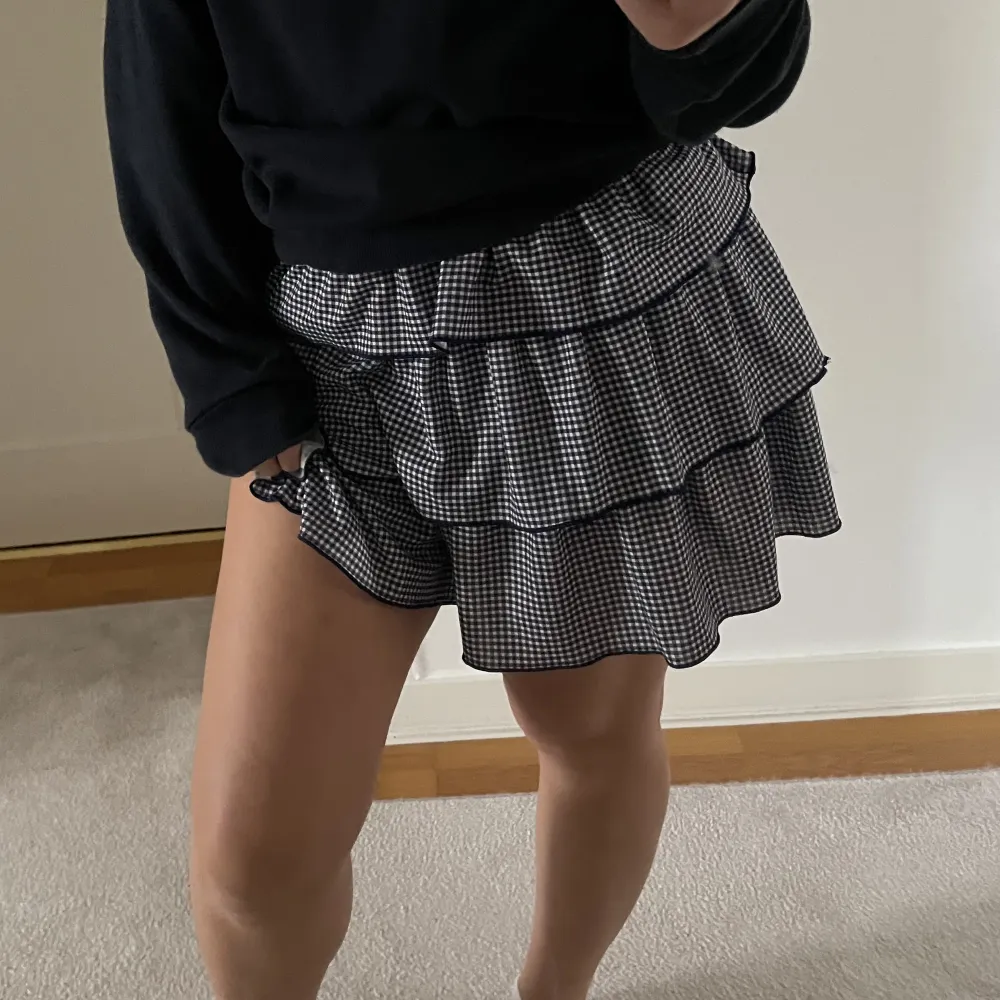 Super fina kjol från Zara med volanger💗i nyskick!! Är en M men jag är en S och på mig sitter den som en S💓 . Kjolar.