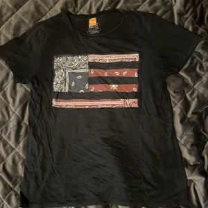 Hugo Boss T-shirt - t-shirt från Hugo boss i strlk XL. Men passar bra för L