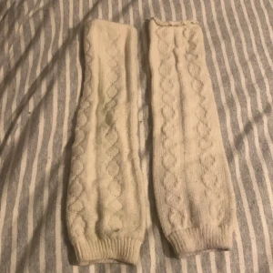 Ben värmare  - Så söta benvärmare som inte riktigt passar mig , dem har några märken men inget som man tänker på , vet inte var eller när dem är köpta men jag fick dem ❤️