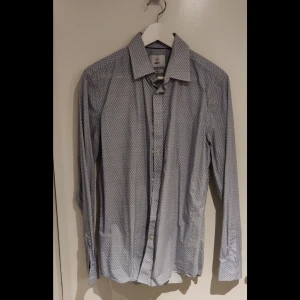 Premiumskjorta från bläck  - Snyggt mönstrad skjorta i premiumbommul. Skjortan passar både som enskilt plagg eller till kostym för en festlig look.