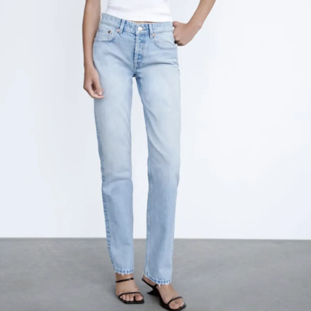 Garderobsrensning❣️❣️Mid/low waist jeans från zara som inte säljs längre. Använda fåtal gånger 🤍. Jeans & Byxor.