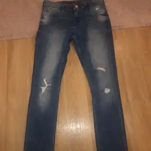 Mörkblåa skinny denim jeans i storlek 158, för 12-13 åringar! 🤍Har inte används  och passar inte i det längre. 