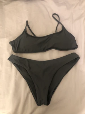 Shein bikini - Grå bikini från shein som vad för liten för mig tyvärr, har endast testat den. Skulle säga att det är en s och inte en m☺️