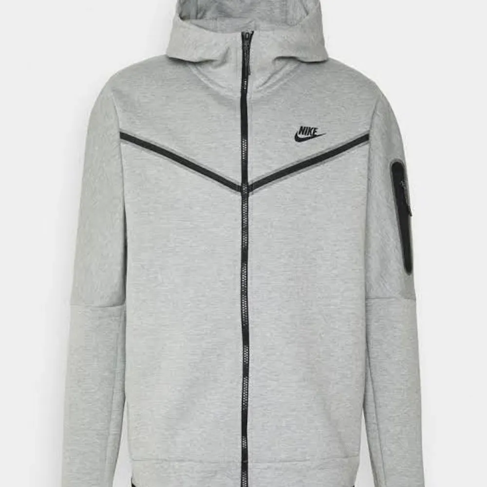 Helt oanvänd tech fleece Köpt för 1000kr. Hoodies.