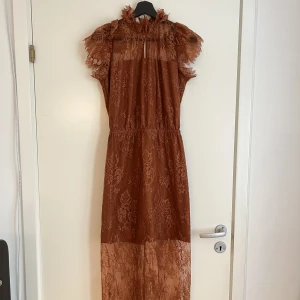 Klänning Designers Remix - Otroligt vacker klänning från Designers Remix i terracotta nyans. Använd en gång✨