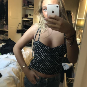 Prickigt linne - Så fint linne i satin liknande material! Det är egentligen en body men jag har vikt upp kanterna🫶🏼 prislapp kvar!! Den är mörk marinblå 🙏🏼