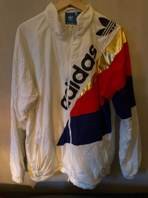 Adidas jacka - Adidas jacka storlek XL.  Knappt använd som ny. 