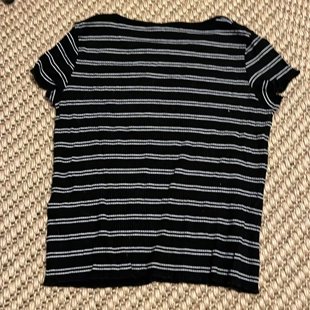 En tajt lite kortare t-shirt. T-paidat.