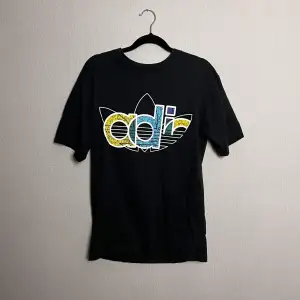 Snygg T-shirt med färgglatt tryck. Nypris är ca 800 kr, säljs i fint, använt skick. 