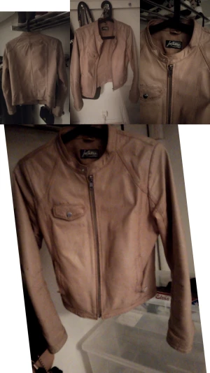 Skinnjacka  - En snygg skinnjacka (ej äkta) i ljusbrun färg. I helt och fint skick. Storlek är 38. Den sitter tajt och snyggt.