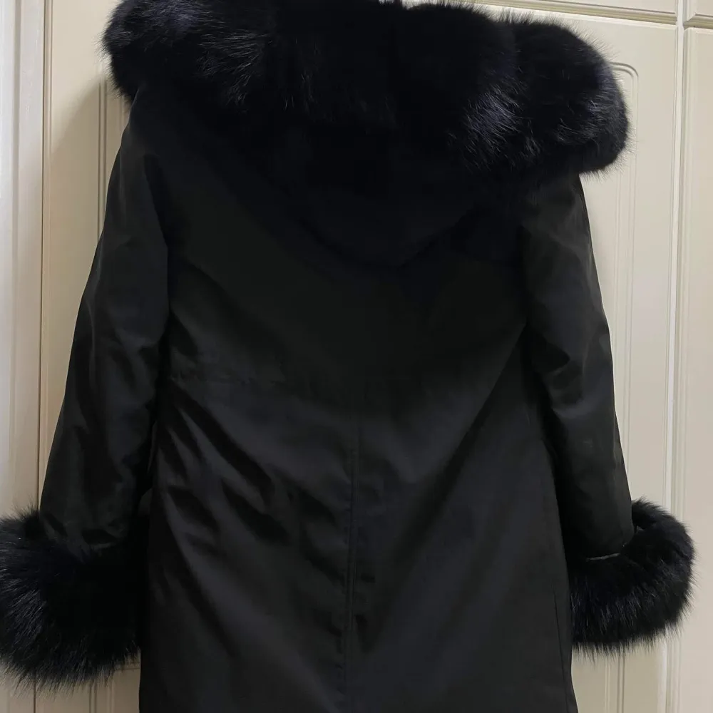 Parka jacka i svart, säljer jackan då den ej är i rätt storlek för mig. Helt ny och oanvänd. Nypris 3000 kr.. Jackor.