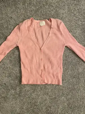 Säljer min långarmade pastell rosa tröja, som är i stl S. Använd 1 gång 