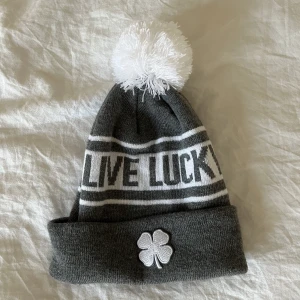 Mössa  - Mössa köpt på hatstore, nyskick, köparen står för frakten 