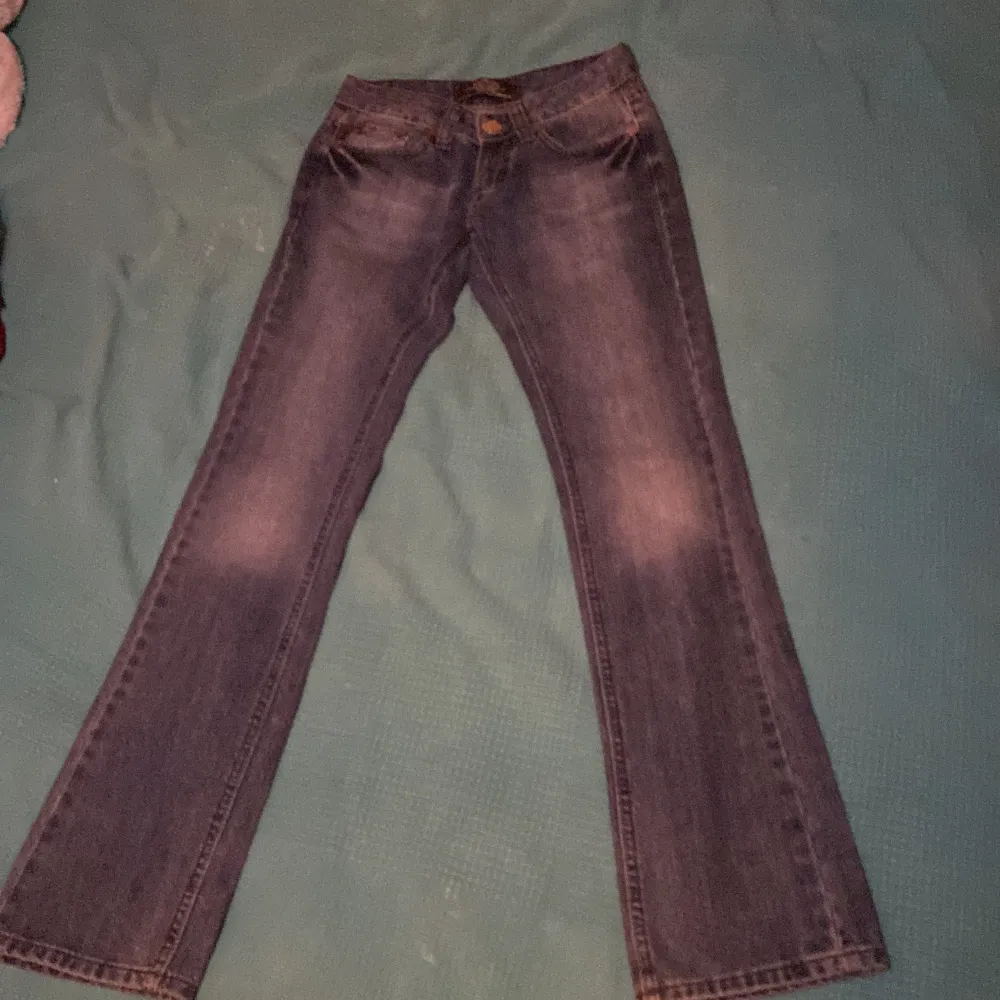 Vicktoria Beckham jeans köpta second hand. Super fina mörkblåa jeans med detaljer på fickorna. Modellen på jeansen är bootcut fast man kan inte se det på bilden. Jag säljer de för dom är inte min stil längre 500kr + 60kr frakt 📦💓. Jeans & Byxor.