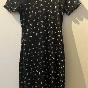 Klänningar  - Alla kostar 50kr st (kan önskas mindre) alla är använda 1-2 gånger och är som nya kontakta för mer information 