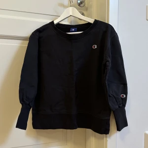 Sweatshirt  - Säljer denna mörkblå sweatshirten, använd 2-3 gånger 💗