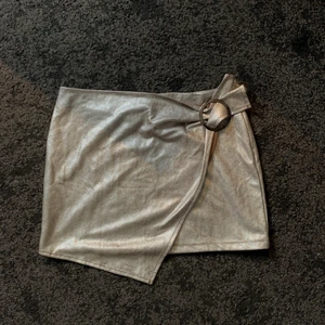 Silver kjol - Cool fest kjol ifrån Zara i size M mdn passar S också! I nyskick!!