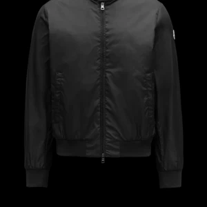 Moncler Reppe Rain Jacket - Moncler jacka säljer pga för liten. Bra skick, har tyvärr inget kvitto kvar men på Moncler jackor kan man se äktheten genom att scanna en QR kod på Monclers hemsida. Och det får du givetvis göra innan du köper jackan.