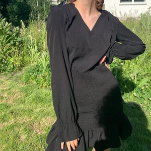 Klänning - Säljer denna fina svarta klänningen från bikbok, den är endast använd en gång så i fint skick. Hör av er vid frågor eller fler bilder! Frakten tillkommer😇💙