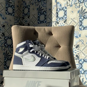  Air Jordan 1 Midnight navy - Retro air Jordan 1 midnight navy i storlek 44 som var köpta via SNKRS appen. Har använts ett fåtal gånger och är därav i nästintill nyskick. Kommer med original lådan, kvittot kan visas vid förfrågan. Priset går att diskutera Köparen står för frakten :)