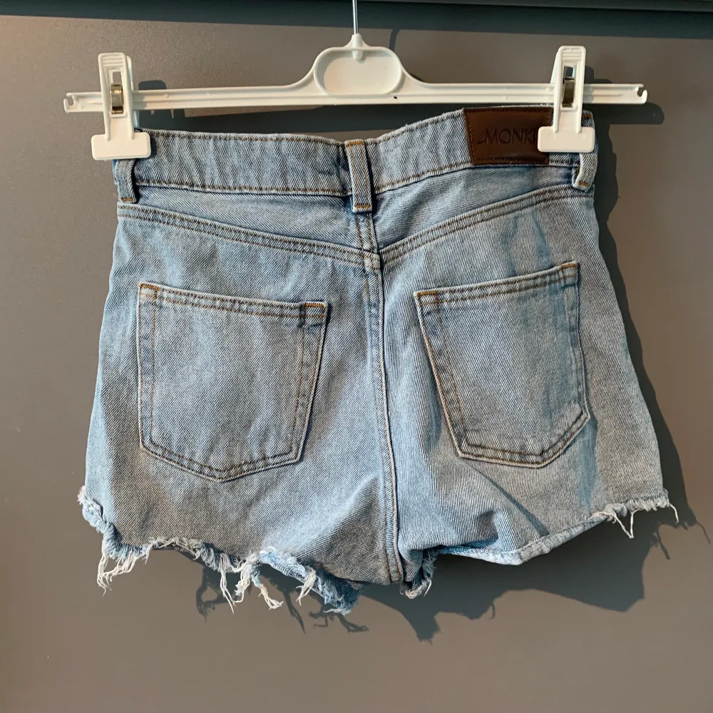 Väldigt korta och highwaisted snygga jeans shorts, . Shorts.