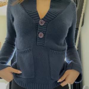 superfin, 100% ull, stickad tröja från ”Gant woman”. den har även sjukt snygga utsvängda ärmar + inga defekter! så värt att köpa ;)))) 