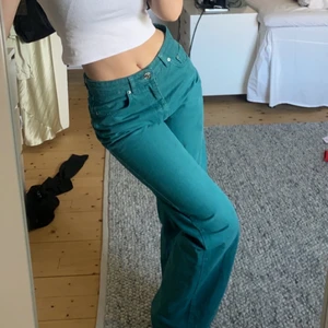 Jeans  - Säljer dessa gröna jeans som passar perfekt nu till sommaren! Köpte på Ginatricot för 1 år sen men dem är knappt använda 