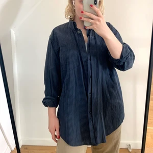 Skjorta  - Snygg oversized skjorta🌸 blå och svartrandig