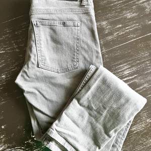 Snygga ljusgrå jeans i rak modell. Märke Gant stl w 28 L 32. Nästan oanvända och mycket fint skick. 