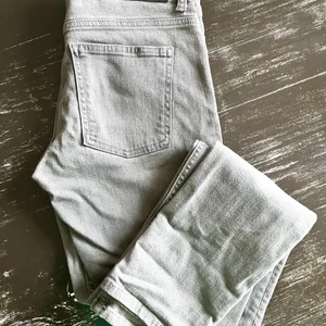 Jeans ljusgrå Gant stl 28/32 - Snygga ljusgrå jeans i rak modell. Märke Gant stl w 28 L 32. Nästan oanvända och mycket fint skick. 