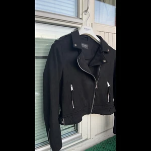 Ny mockajacka strl 40 - Väldigt fin mocka jacka i storlek 40, aldrig använd pga fel storlek Möts upp i Stockholm och Uppsala