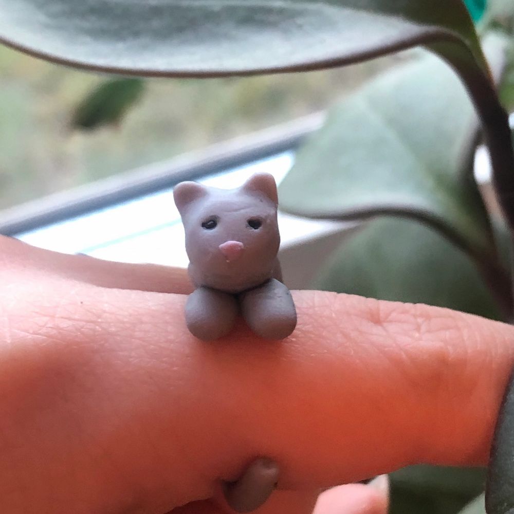 En handgjord kramande katt-ring. Kan göras i olika storlekar eller färger. . Övrigt.