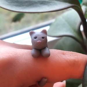En handgjord kramande katt-ring. Kan göras i olika storlekar eller färger. 