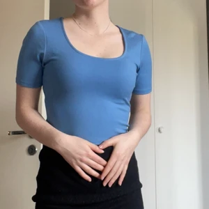 Tröja - Blå tröja från bikbok i stolek S. Super hätligt material men använs inte längre och därför säljs nu för 40 kr+frakt