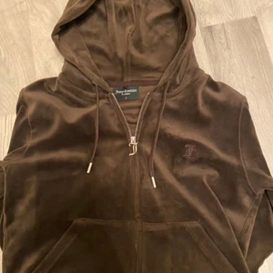 Juicy couture  - köpt för 2000 kr använt ett par gånger sjukt fint och fräsch, skick 9/10 