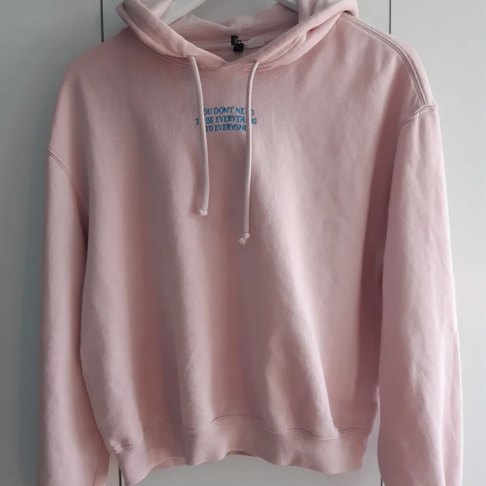 En rosa hoodie från h&m med en blå text. Väldigt skön och använd ytterst få gånger ♡ pris kan alltid diksuteras!. Hoodies.