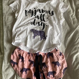 Supergulligt pyjamasset från bikbok! - Ett väldigt fint och BEKVÄMT pyjamasset från bikbok! Jätte mjukt och svalt har älskat detta på somrar, dock blivit förlitet! Shortsen är korta i modellen men sitter ”fladdrigt”💕💕 frakt tillkommer