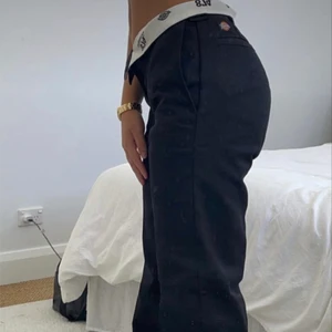 Dickies orginal byxor - Säljer ett par helt nya dickies byxor då jag köpte i fel stl (alla lappar kvar). Man kan antingen ha dom nervikta eller som vanligt! Det är likadana som dom på första bilden fast färgen som är på dom sista!