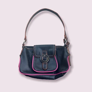 Svart väska - Supercool svart väska köpt vintage i Göteborg. Fake läder! Fint skick och ser ny ut. Rymlig. Skriv privat vid fler frågor 💞. Säljs även på TOKO THRIFT