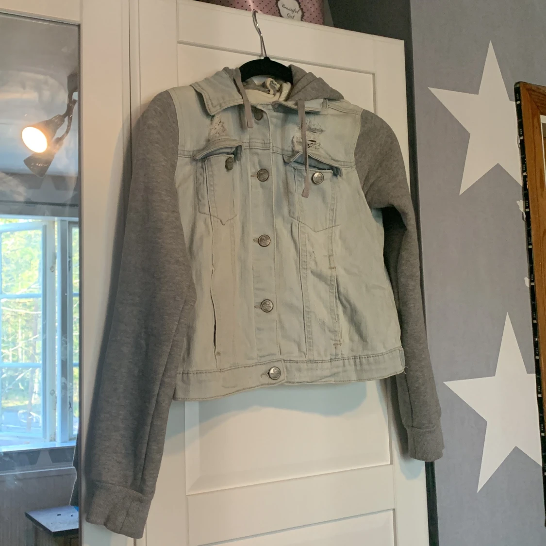 Jeans jacka med mjukis armar och luva