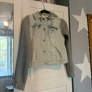 Jeans jacka med mjukis armar och luva - Säljer dena jacka för att jag har andra jackor som sitter bättre på mig använt 1 gång och är i väldigt bra skick armarna sitter ihop i jackan och är inget extra tyg 