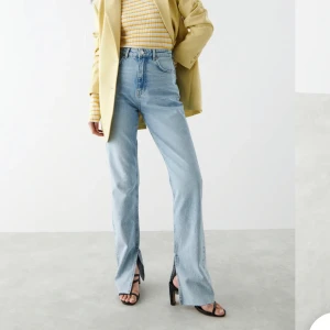 Gina tricot Jeans med slit - Skit snygga Jeans med slits nertill. Strl 36! Säljer pga passar ej mig :)<3