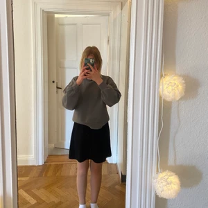 Mörkgrå munktröja från Gina tricot - Mörkgrå munktröja från Gina tricot i storlek xs, väl använd.