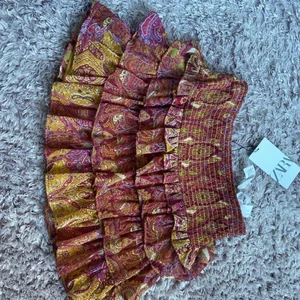 Zara volang kjol - Säljer min zara kjol som är sommrig och slutsåld💕