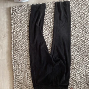 Gina trico - Säljer ett par svarat Gina trico byxor köpte dem för ungefär ett år sedan men har växt ut dom 