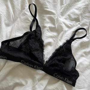 Superfin bralette ifrån Calvin Klein! Säljer eftersom den inte kommer till användning då jag har flera andra braletter. Aldrig använd så den är i nyskick💞 Pris går att diskutera. Köparen står för frakt.