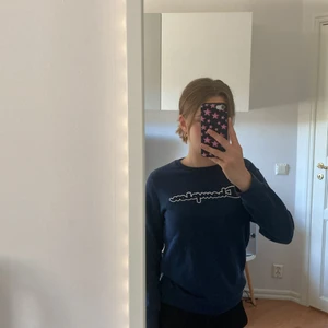 Simple darkblue champion sweatshirt  - Tröjan är använd för längesendan och för liten för mig. Den är i bra skick och bra kvalité👚Orginal priset var ungefär 300 kr❣️