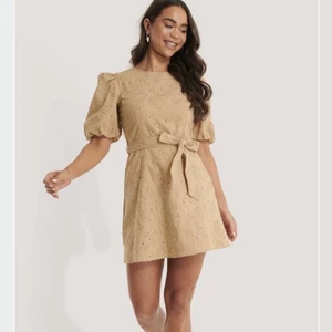 Nakd klänning  - Säljer denna superfina beiga klänningen med brodering från nakd. Använd 1 gång så som ny 