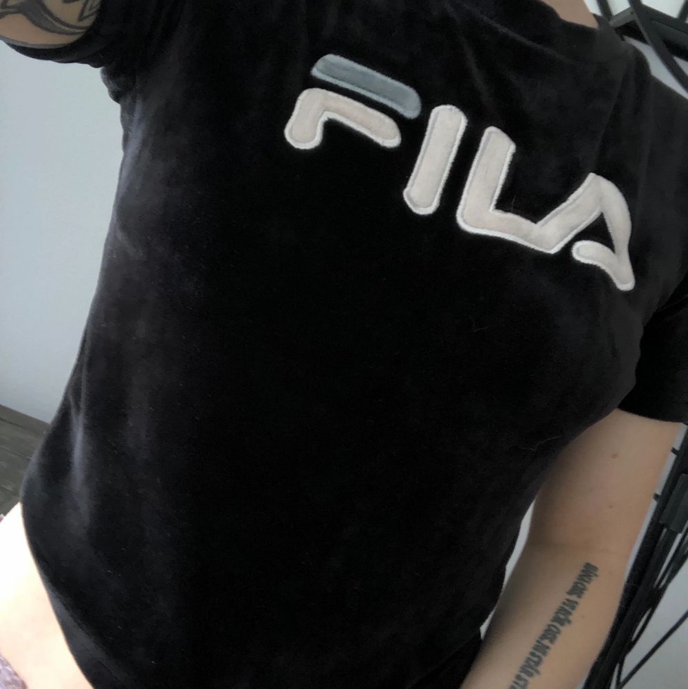 Croppad t-shirt från fila i storlek xxs. Toppar.